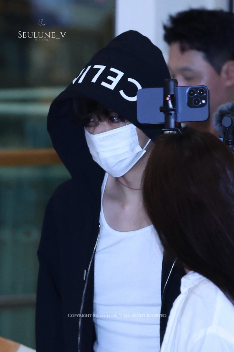 Seulune_V's tweet photo. 260917 태형이 ICN 출국 
미남이시네요! 
#뷔 #태형 #김태형 
#V #TAEHYUNG #テテ  
#BTS #방탄소년단  
#공항 #인천국제공항 https://t.co/zbjk1WDBBZ