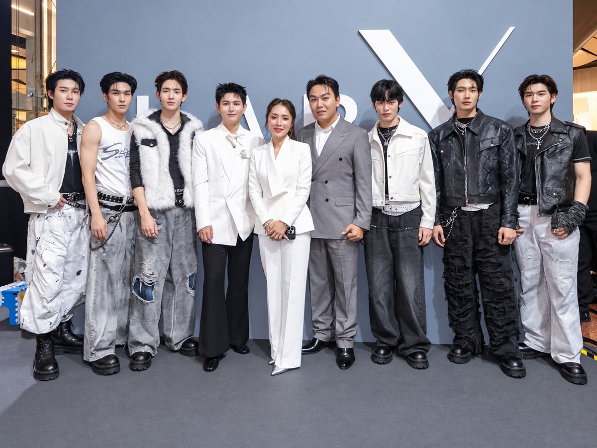 Hello_asian's tweet photo. LABX Clinic ฉลองครบรอบ 4 ปี เปิดตัว DEXX 6 คน นั่งแท่น Presenter อย่างเป็นทางการ

 #LABXClinic #LABXPresenter 
#LABXxDEXX 
#LABXxDEXXGrandOpening 
#มีXต้องมีDEXX

เรียกเสียงเชียร์จากแฟนๆ ได้ไม่น้อย สำหรับงาน “LABX GRAND OPENING DEXX THE XPERIENCE 4TH ANNIVERSARY : THE BILLION MILESTONE” ที่จัดขึ้นเมื่อวันที่ 15 กันยายน 2569 ณ centralwOrld ชั้น 1 บริเวณ Central Court โดย LABX Clinic ถือโอกาสฉลองการดำเนินงานครบรอบ 4 ปี พร้อมเปิดตัว DEXX ทั้ง 6 คน ได้แก่ JAMESSU, TUTOR, YIM, POR, AUAU และ TEETEE ในฐานะ Presenter ของ LABX Clinic อย่างเป็นทางการ
ตั้งแต่ช่วงก่อนเริ่มงาน บริเวณ Central Court เต็มไปด้วยแฟนคลับและผู้ร่วมงานที่มารอต้อนรับ DEXX โดยมีผู้ลงทะเบียนเข้าร่วมงานกว่า 5,000 คน ท่ามกลางบรรยากาศคึกคักตลอดช่วงกิจกรรม ทั้งเสียงเชียร์จากแฟนๆ และสื่อมวลชนที่มาร่วมเก็บภาพการเปิดตัวครั้งสำคัญของทั้ง 6 คนไฮไลต์ของงานอยู่ที่การเปิดตัว DEXX ในฐานะ Presenter ของ LABX Clinic อย่างเป็นทางการ พร้อมช่วงพูดคุยถึงการร่วมงานระหว่างทั้งสองฝ่าย ก่อนเข้าสู่ Special Performance ที่ DEXX นำเพลง “Clang Clang” และ “Beside you” มาร่วมโชว์บนเวที เรียกเสียงตอบรับจากแฟนๆ ที่มาร่วมงานได้อย่างต่อเนื่อง และยังมี Special Show & Talk จาก Face of LABX (Presenter) อย่าง เจเน่ ,มะเดี่ยว  และเหล่า KOL ชื่อดังมากมายที่ตบเท้ามาร่วมแสดงความยินดี
 
ขณะที่อีกหนึ่งประเด็นสำคัญของงาน คือการประกาศความสำเร็จของ LABX Clinic หลังดำเนินธุรกิจเข้าสู่ปีที่ 4 จากจุดเริ่มต้นที่มี 3 สาขา ก่อนขยายเป็น 33 สาขาภายในระยะเวลา 4 ปี LABX Clinic ถือเป็นหนึ่งในแบรนด์คลินิกความงามที่มีการเติบโตอย่างรวดเร็ว จากการขยายธุรกิจและฐานลูกค้าอย่างต่อเนื่อง ควบคู่ไปกับการสร้างภาพลักษณ์แบรนด์ให้เข้าถึงผู้บริโภคหลากหลายกลุ่ม โดยปัจจุบัน LABX Clinic มี Presenter มากถึง 12 คน ซึ่งแต่ละคนมีคาแรกเตอร์และฐานแฟนคลับที่แตกต่างกัน สะท้อนถึงกลยุทธ์ของแบรนด์ที่ต้องการสื่อสารกับคนรุ่นใหม่ในวงกว้าง พร้อมตอกย้ำการเติบโตของ LABX Clinic ในตลาดความงามของประเทศไทย และสร้างยอดขายรวมมากกว่า 1,000 ล้านบาท ซึ่งถือเป็นอีกหนึ่งหมุดหมายสำคัญของแบรนด์ตลอดช่วงที่ผ่านมา

สำหรับการร่วมงานกับ DEXX ในครั้งนี้ นับเป็นอีกหนึ่งบทใหม่ของ LABX Clinic ที่ต้องการสื่อสารและเข้าถึงกลุ่มคนรุ่นใหม่มากยิ่งขึ้น โดยนำพลังและตัวตนของสมาชิกทั้ง 6 คนเข้ามาเป็นส่วนหนึ่งของการสื่อสารแบรนด์

ภายในงานยังมีการประกาศกิจกรรมครั้งสำคัญ “LABX DEXX : THE PRIVATE SESSION N°01” ภายใต้คอนเซ็ปต์ “NO STAGE. NO DISTANCE. JUST DEXX.” เปิดโอกาสให้แฟนๆ ได้ใกล้ชิดกับ DEXX มากกว่าที่เคยผ่าน Private Session สุดเอ็กซ์คลูซีฟ โดยสามารถร่วมสะสมยอดเพื่อชิงสิทธิ์ Top Spender ได้ตั้งแต่วันนี้ถึง 31 ตุลาคม 2569 ก่อนประกาศรายชื่อผู้ได้รับสิทธิ์ในวันที่ 6 พฤศจิกายน 2569 เวลา 18.00 น. และเข้าร่วมกิจกรรมจริงในวันที่ 22 พฤศจิกายน 2569 จะมีเพียง 50 ท่านเท่านั้นที่จะมีสิทธ์ได้เป็น 1 ใน Top Spender และ Lucky Fans

บรรยากาศช่วงท้ายงานยังคงเต็มไปด้วยความคึกคัก โดยแฟนๆ ต่างร่วมส่งเสียงเชียร์และเก็บภาพโมเมนต์ของ DEXX ทั้ง 6 คนบนเวที ก่อนปิดฉากงานฉลองครบรอบ 4 ปีของ LABX Clinic ท่ามกลางความประทับใจ พร้อมตอกย้ำอีกหนึ่งก้าวสำคัญของแบรนด์ในการเติบโตและเดินหน้าสร้างประสบการณ์ใหม่ๆ ร่วมกับคนรุ่นใหม่อย่างต่อเนื่อง

สามารถติดตามข่าวสาร กิจกรรม และโปรโมชั่นของ LABX Clinic ได้ทาง Instagram: LABXCLINIC, X: @LABXClinic, Facebook: LABX Clinic Thailand และ LABX Laser Center และ Line Official Account: @labxclinic