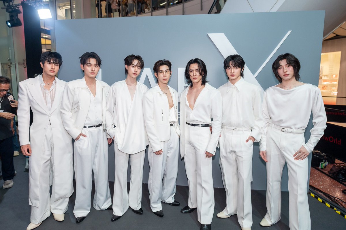Hello_asian's tweet photo. LABX Clinic ฉลองครบรอบ 4 ปี เปิดตัว DEXX 6 คน นั่งแท่น Presenter อย่างเป็นทางการ

 #LABXClinic #LABXPresenter 
#LABXxDEXX 
#LABXxDEXXGrandOpening 
#มีXต้องมีDEXX

เรียกเสียงเชียร์จากแฟนๆ ได้ไม่น้อย สำหรับงาน “LABX GRAND OPENING DEXX THE XPERIENCE 4TH ANNIVERSARY : THE BILLION MILESTONE” ที่จัดขึ้นเมื่อวันที่ 15 กันยายน 2569 ณ centralwOrld ชั้น 1 บริเวณ Central Court โดย LABX Clinic ถือโอกาสฉลองการดำเนินงานครบรอบ 4 ปี พร้อมเปิดตัว DEXX ทั้ง 6 คน ได้แก่ JAMESSU, TUTOR, YIM, POR, AUAU และ TEETEE ในฐานะ Presenter ของ LABX Clinic อย่างเป็นทางการ
ตั้งแต่ช่วงก่อนเริ่มงาน บริเวณ Central Court เต็มไปด้วยแฟนคลับและผู้ร่วมงานที่มารอต้อนรับ DEXX โดยมีผู้ลงทะเบียนเข้าร่วมงานกว่า 5,000 คน ท่ามกลางบรรยากาศคึกคักตลอดช่วงกิจกรรม ทั้งเสียงเชียร์จากแฟนๆ และสื่อมวลชนที่มาร่วมเก็บภาพการเปิดตัวครั้งสำคัญของทั้ง 6 คนไฮไลต์ของงานอยู่ที่การเปิดตัว DEXX ในฐานะ Presenter ของ LABX Clinic อย่างเป็นทางการ พร้อมช่วงพูดคุยถึงการร่วมงานระหว่างทั้งสองฝ่าย ก่อนเข้าสู่ Special Performance ที่ DEXX นำเพลง “Clang Clang” และ “Beside you” มาร่วมโชว์บนเวที เรียกเสียงตอบรับจากแฟนๆ ที่มาร่วมงานได้อย่างต่อเนื่อง และยังมี Special Show & Talk จาก Face of LABX (Presenter) อย่าง เจเน่ ,มะเดี่ยว  และเหล่า KOL ชื่อดังมากมายที่ตบเท้ามาร่วมแสดงความยินดี
 
ขณะที่อีกหนึ่งประเด็นสำคัญของงาน คือการประกาศความสำเร็จของ LABX Clinic หลังดำเนินธุรกิจเข้าสู่ปีที่ 4 จากจุดเริ่มต้นที่มี 3 สาขา ก่อนขยายเป็น 33 สาขาภายในระยะเวลา 4 ปี LABX Clinic ถือเป็นหนึ่งในแบรนด์คลินิกความงามที่มีการเติบโตอย่างรวดเร็ว จากการขยายธุรกิจและฐานลูกค้าอย่างต่อเนื่อง ควบคู่ไปกับการสร้างภาพลักษณ์แบรนด์ให้เข้าถึงผู้บริโภคหลากหลายกลุ่ม โดยปัจจุบัน LABX Clinic มี Presenter มากถึง 12 คน ซึ่งแต่ละคนมีคาแรกเตอร์และฐานแฟนคลับที่แตกต่างกัน สะท้อนถึงกลยุทธ์ของแบรนด์ที่ต้องการสื่อสารกับคนรุ่นใหม่ในวงกว้าง พร้อมตอกย้ำการเติบโตของ LABX Clinic ในตลาดความงามของประเทศไทย และสร้างยอดขายรวมมากกว่า 1,000 ล้านบาท ซึ่งถือเป็นอีกหนึ่งหมุดหมายสำคัญของแบรนด์ตลอดช่วงที่ผ่านมา

สำหรับการร่วมงานกับ DEXX ในครั้งนี้ นับเป็นอีกหนึ่งบทใหม่ของ LABX Clinic ที่ต้องการสื่อสารและเข้าถึงกลุ่มคนรุ่นใหม่มากยิ่งขึ้น โดยนำพลังและตัวตนของสมาชิกทั้ง 6 คนเข้ามาเป็นส่วนหนึ่งของการสื่อสารแบรนด์

ภายในงานยังมีการประกาศกิจกรรมครั้งสำคัญ “LABX DEXX : THE PRIVATE SESSION N°01” ภายใต้คอนเซ็ปต์ “NO STAGE. NO DISTANCE. JUST DEXX.” เปิดโอกาสให้แฟนๆ ได้ใกล้ชิดกับ DEXX มากกว่าที่เคยผ่าน Private Session สุดเอ็กซ์คลูซีฟ โดยสามารถร่วมสะสมยอดเพื่อชิงสิทธิ์ Top Spender ได้ตั้งแต่วันนี้ถึง 31 ตุลาคม 2569 ก่อนประกาศรายชื่อผู้ได้รับสิทธิ์ในวันที่ 6 พฤศจิกายน 2569 เวลา 18.00 น. และเข้าร่วมกิจกรรมจริงในวันที่ 22 พฤศจิกายน 2569 จะมีเพียง 50 ท่านเท่านั้นที่จะมีสิทธ์ได้เป็น 1 ใน Top Spender และ Lucky Fans

บรรยากาศช่วงท้ายงานยังคงเต็มไปด้วยความคึกคัก โดยแฟนๆ ต่างร่วมส่งเสียงเชียร์และเก็บภาพโมเมนต์ของ DEXX ทั้ง 6 คนบนเวที ก่อนปิดฉากงานฉลองครบรอบ 4 ปีของ LABX Clinic ท่ามกลางความประทับใจ พร้อมตอกย้ำอีกหนึ่งก้าวสำคัญของแบรนด์ในการเติบโตและเดินหน้าสร้างประสบการณ์ใหม่ๆ ร่วมกับคนรุ่นใหม่อย่างต่อเนื่อง

สามารถติดตามข่าวสาร กิจกรรม และโปรโมชั่นของ LABX Clinic ได้ทาง Instagram: LABXCLINIC, X: @LABXClinic, Facebook: LABX Clinic Thailand และ LABX Laser Center และ Line Official Account: @labxclinic