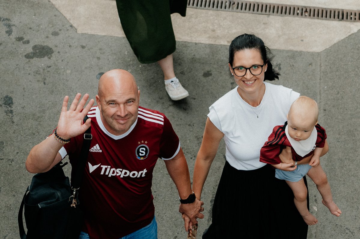 SpartaBeyond90's tweet photo. 🧵 Sparťanem se člověk rodí.

Letos v květnu jsme spustili projekt Sparťánci, který začíná už v porodnicích a pokračuje první návštěvou Letné v rámci akce Vítání sparťánků 👋 1/5 https://t.co/2ZsrB8hcgG