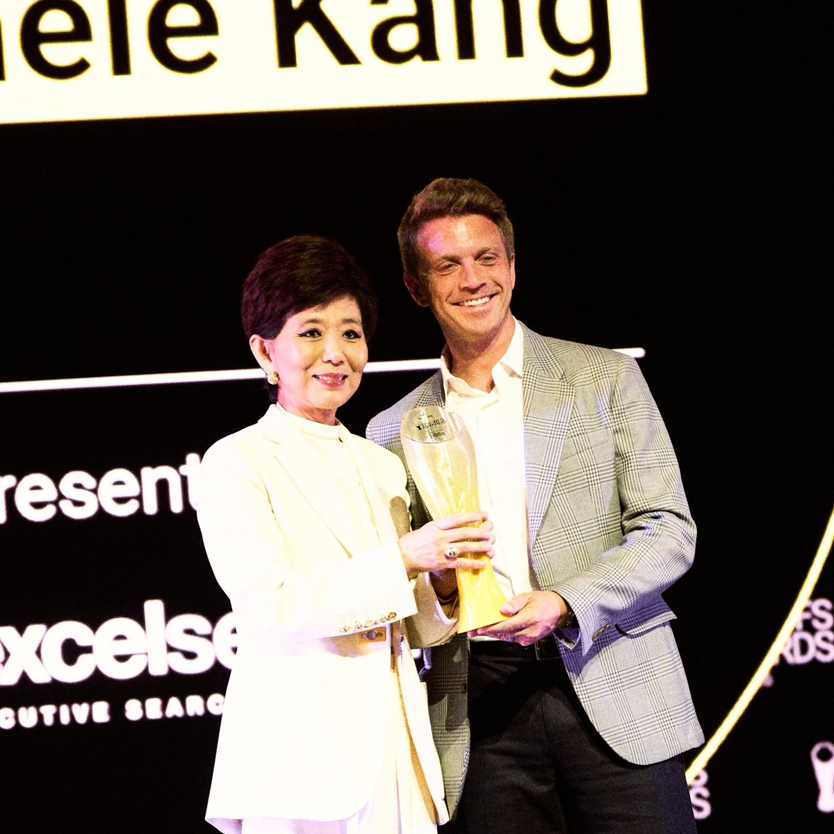 lnstantFoot's tweet photo. 🚨 OFFICIEL ! MICHELE KANG A ÉTÉ ÉLUE MEILLEURE DIRIGEANTE DE 2026 AU WORLD FOOTBALL SUMMIT ! ❤️💙✅

La présidente de l'OL est la première femme a remporter cette distinction.

📸 @OL https://t.co/3dEEC0hzgC