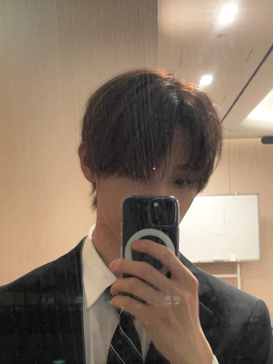 Meon1ng's tweet photo. 거울샷의 축복이 끊이질 않네🥹🥹 https://t.co/84frIFIbN0
