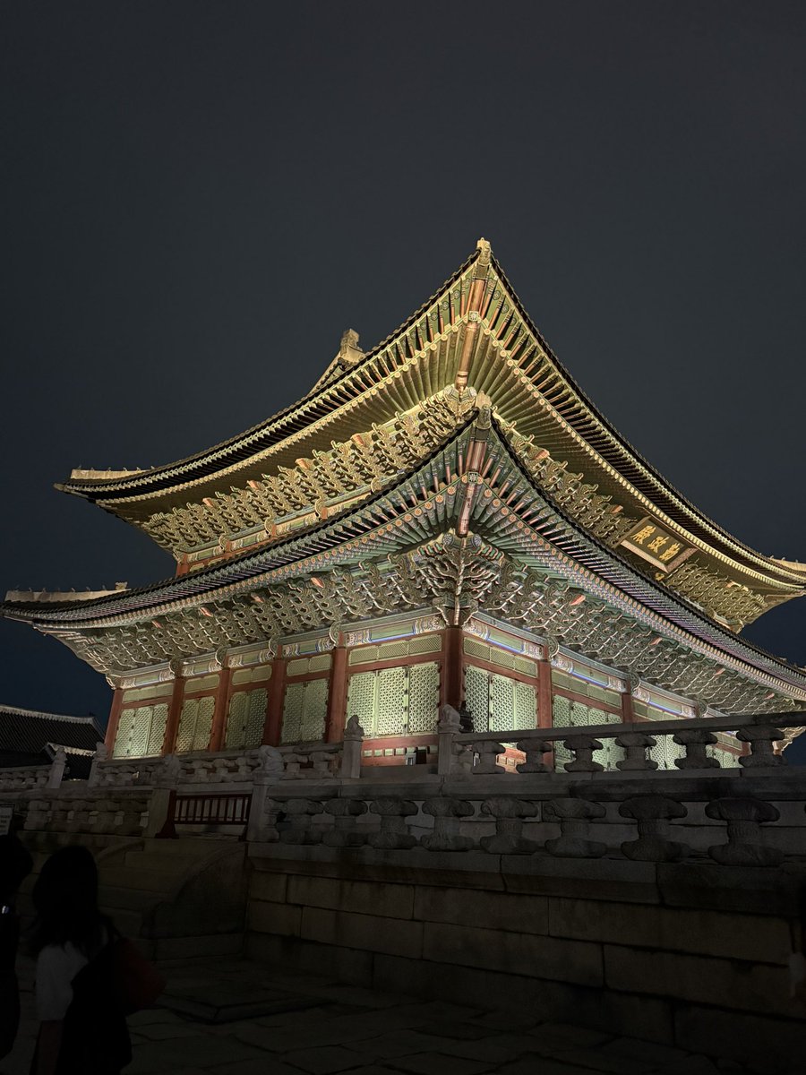mi_mo_nwoo's tweet photo. 景福宮の夜間観覧とても綺麗で見れて良かった〜！
外国人は予約不可で当日券300人分を求めて連日かなり並んでいるとの事
当日券が取れなかったとXでちらほら見たので18:40販売開始のところ17:50頃到着
200人弱な辺りで並ぶ事が出来た😊 https://t.co/u30VNClMn9