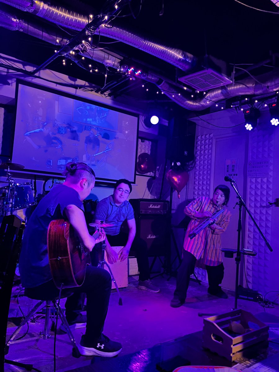 yoshio_estrada's tweet photo. 札幌の夜はライブ巡り。ジャズメインで回るとお札に羽が生えて飛んでいった笑。
今晩のトップはジャズでは無いこのバンド。
#TOYBOX https://t.co/EKEhvgbxId