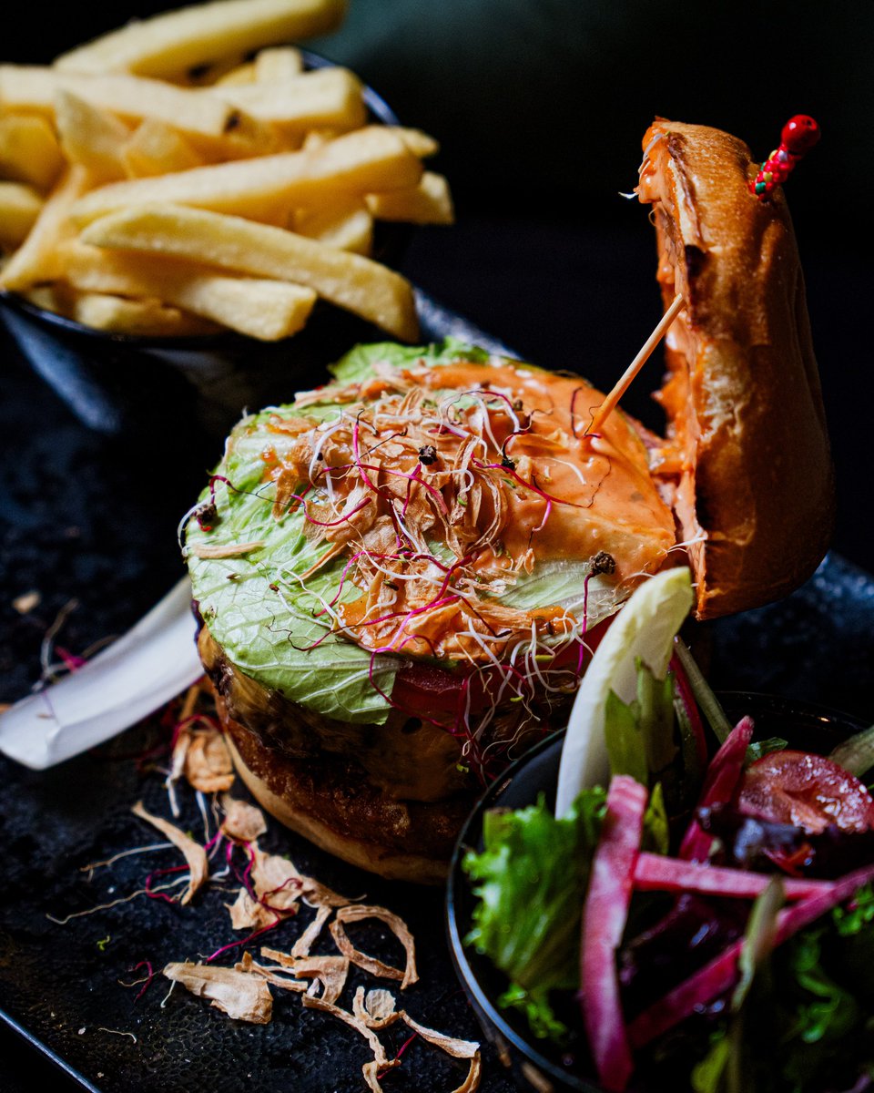 PrincePalace75's tweet photo. Notre Prince Burger : pain brioché, steak, oignons frits croustillants, sauce maison — et ses frites dorées à côté. 🍔
Restaurant Paris 8, à deux pas des Champs-Élysées.
📍59 rue de Ponthieu · 📞 01 59 13 32 68
#restaurantparis #champselysees #burger #paris8 https://t.co/ecso6tXxkB