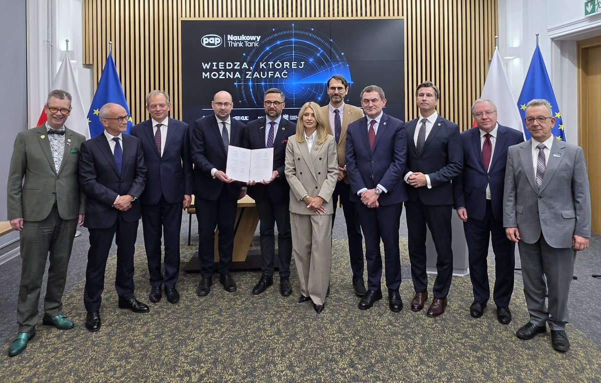 KRASP_pl's tweet photo. 🤝KRASP współtworzy Naukowy Think Tank PAP. Porozumienie o jego utworzeniu - obok KRASP - podpisały @PAPinformacje, @PAN_akademia, @AGH_Krakow, @KUL_Lublin, @SGHWarsaw, @UAM_Poznan, @JagiellonskiUni, @unilodz, @umed_wroc, @UniWarszawski, @uniwroc. Więcej👇https://t.co/q0b9MdvEVj https://t.co/o1OKBTwww4