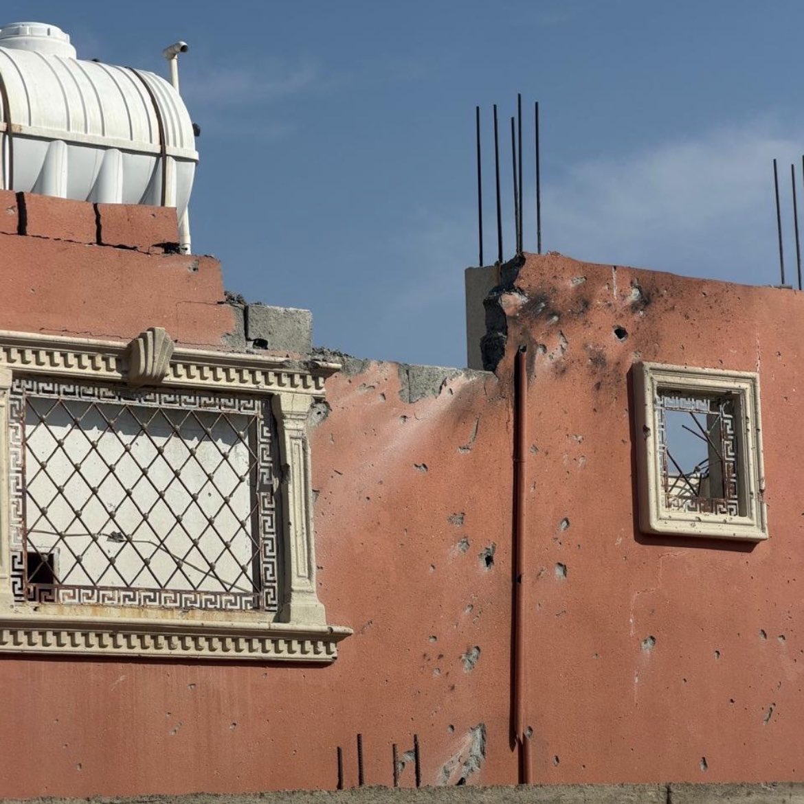 MakkahUpdate's tweet photo. 🚨 BREAKING 🇸🇦

One person has been killed and two others injured in Taif after debris from an intercepted Houthi drone fell in the governorate. 

⚠️ Taif was among the three areas — Makkah, Jeddah and Taif — placed under security alerts earlier this week amid the Houthi attacks. https://t.co/xo7fMbebSs
