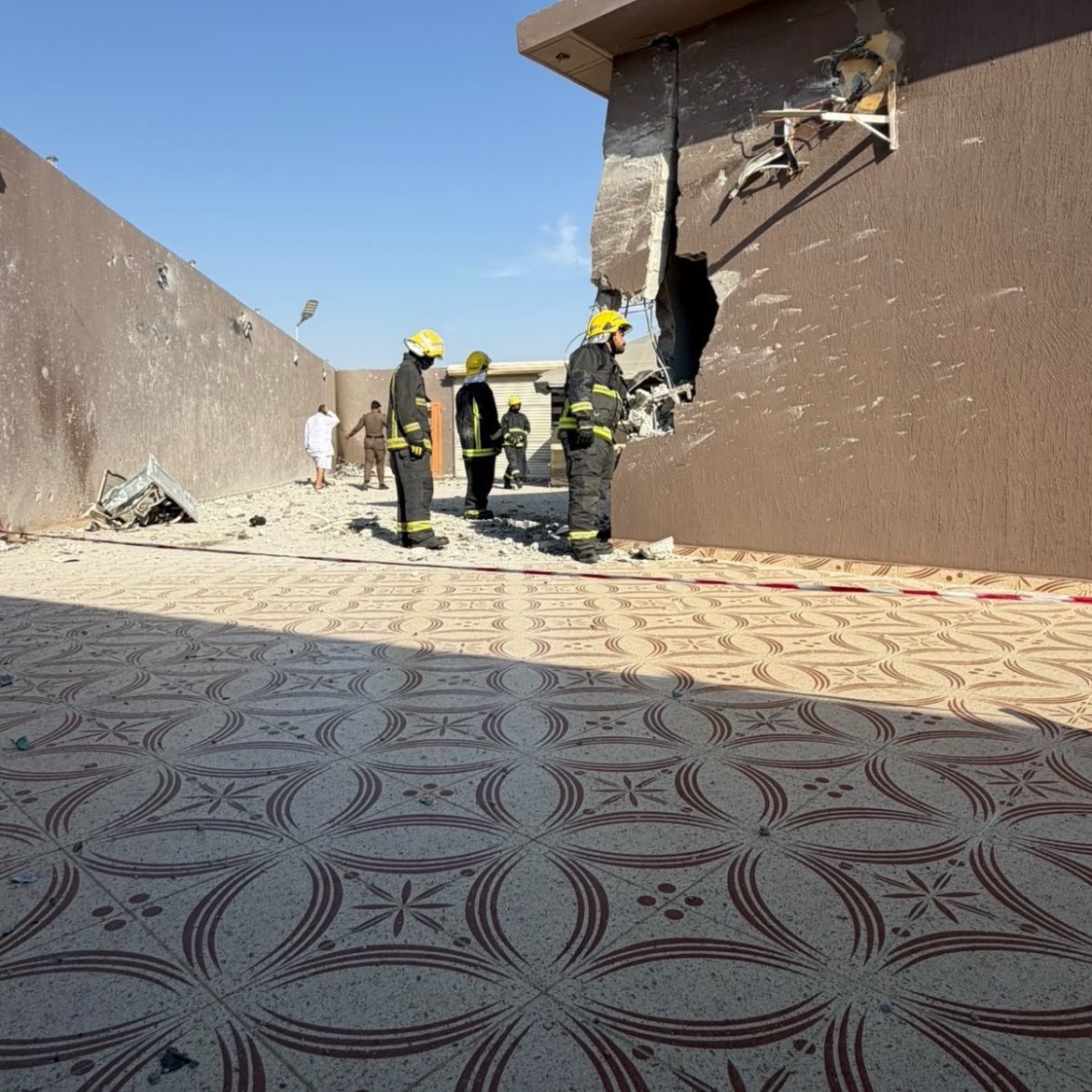 MakkahUpdate's tweet photo. 🚨 BREAKING 🇸🇦

One person has been killed and two others injured in Taif after debris from an intercepted Houthi drone fell in the governorate. 

⚠️ Taif was among the three areas — Makkah, Jeddah and Taif — placed under security alerts earlier this week amid the Houthi attacks. https://t.co/xo7fMbebSs