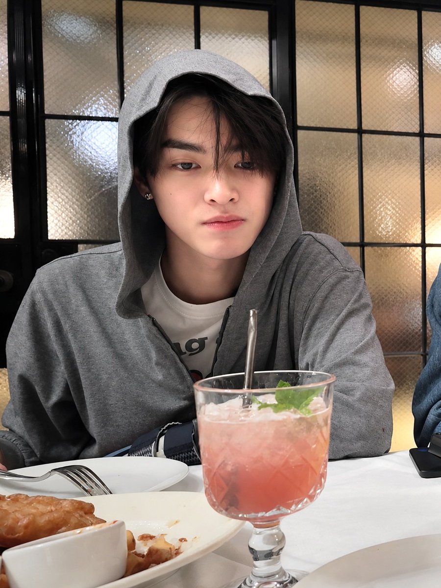 isawkono's tweet photo. kaya crush SMA yang gabisa digapai, huhu jaket abu ini bahaya bgt😭🤍 https://t.co/skNKw3diJb