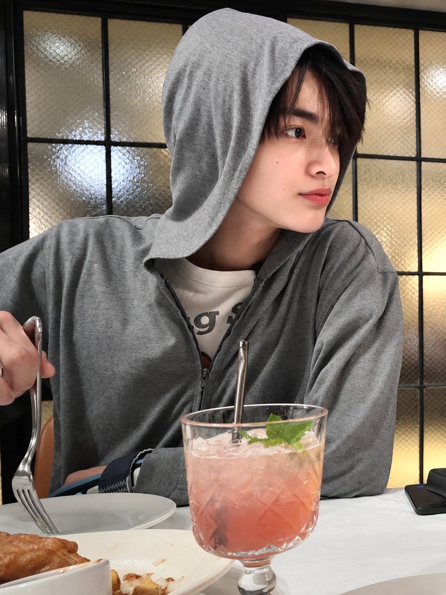 isawkono's tweet photo. kaya crush SMA yang gabisa digapai, huhu jaket abu ini bahaya bgt😭🤍 https://t.co/skNKw3diJb