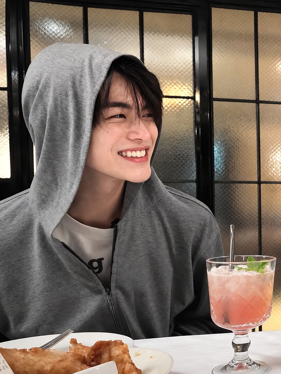isawkono's tweet photo. kaya crush SMA yang gabisa digapai, huhu jaket abu ini bahaya bgt😭🤍 https://t.co/skNKw3diJb