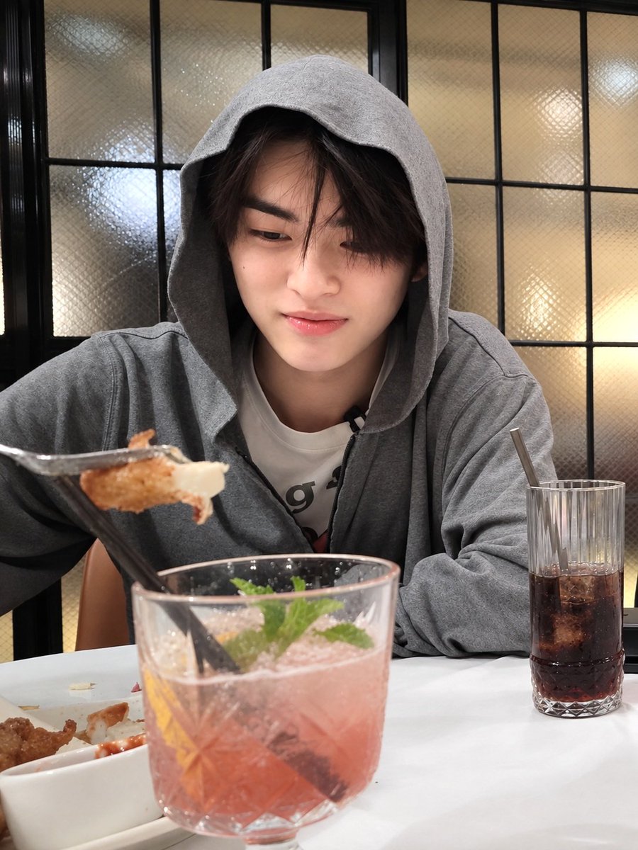 isawkono's tweet photo. kaya crush SMA yang gabisa digapai, huhu jaket abu ini bahaya bgt😭🤍 https://t.co/skNKw3diJb