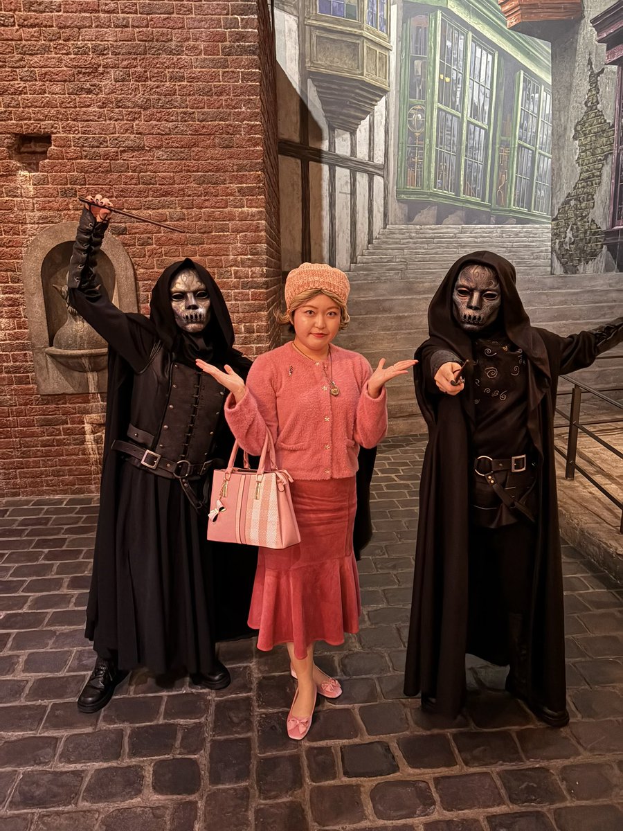 yt_dream__'s tweet photo. ダイアゴン横丁でもデスイーターに遭遇っ!!👀💀✨
再び闇の印を見せました💀🖤🪄(アンブリッジですが、今回はイベントを楽しむために印をつけていきました😁)
撮影ありがとうございました🐱🎀✨
#闇の魔術のハロウィーン
#ハリポタツアーで闇ハロ
#ハリポタツアー
#StudioTourTokyo https://t.co/h4agHIJE4T