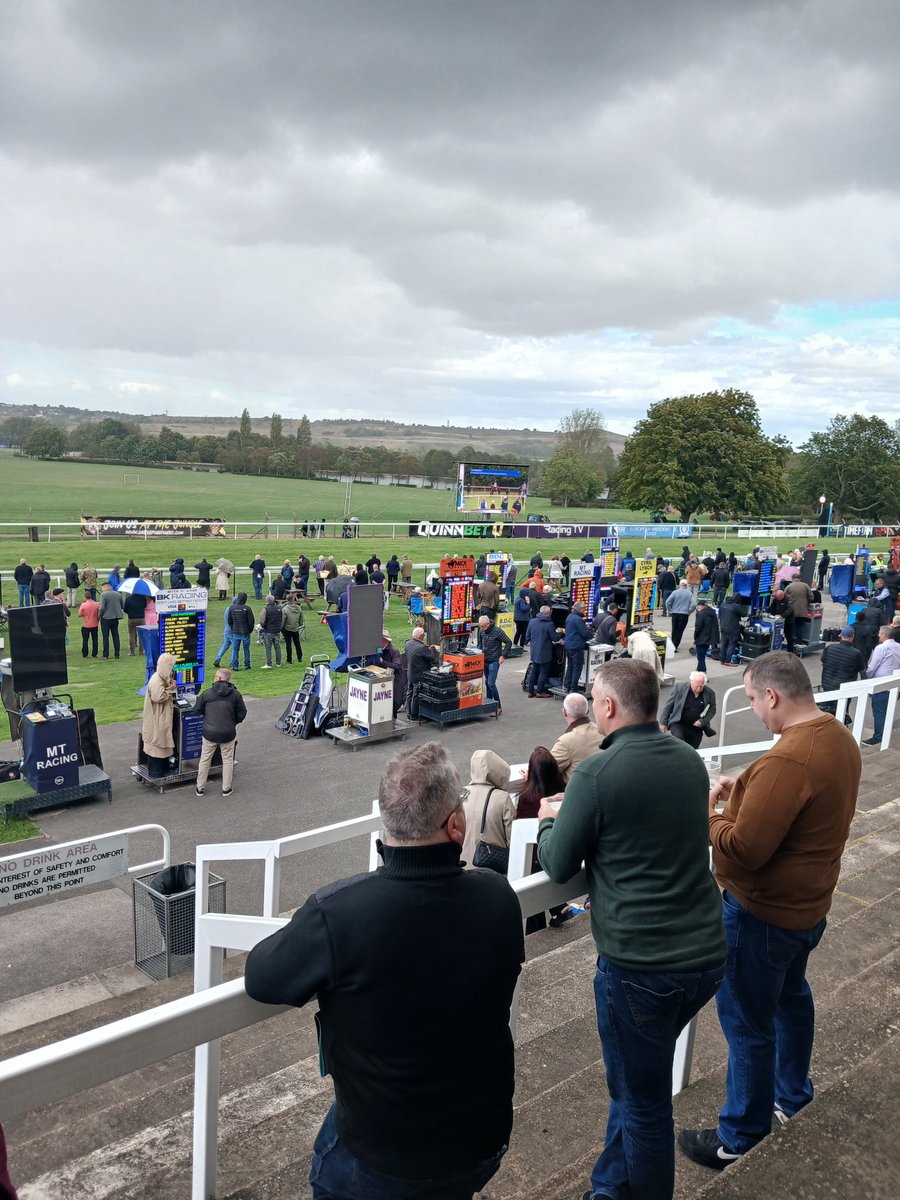 Matthew23Leeds's tweet photo. At Ponte they bet @ponteraces @YorkshireRacing #HorseRacing https://t.co/xBsbkwkOqF