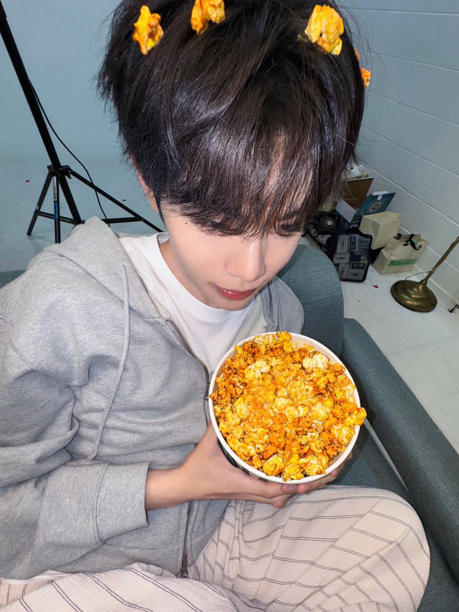 Ktaerrrae's tweet photo. ポップコーンの容器1周分掴めてそうじゃない??笑笑
やっぱテレちゃん手大きくて相当メロい💞🫶🏻 https://t.co/CcwXBjQDYx