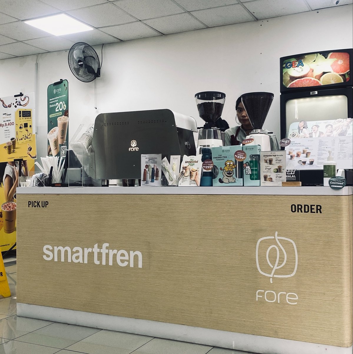 arieltantrvm's tweet photo. lagi di galeri smartfren lalu didepan mata ada fore, masa iya gak gue beli…. https://t.co/f0oeDS27Sj