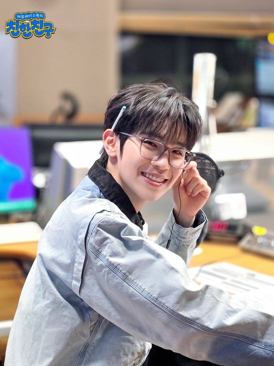mbcbf_bf's tweet photo. 💛친친💛

#제로베이스원의친한친구
#김태래 #제로베이스원 
#ZEROBASEONE @ZB1_official

안경 쓴 탤디 참 좋네요
기분이다!!! 친친선정 세상에서 안경 제일 잘 어울리는 남자 1위!!
🤓😎 https://t.co/O5h465WDeo