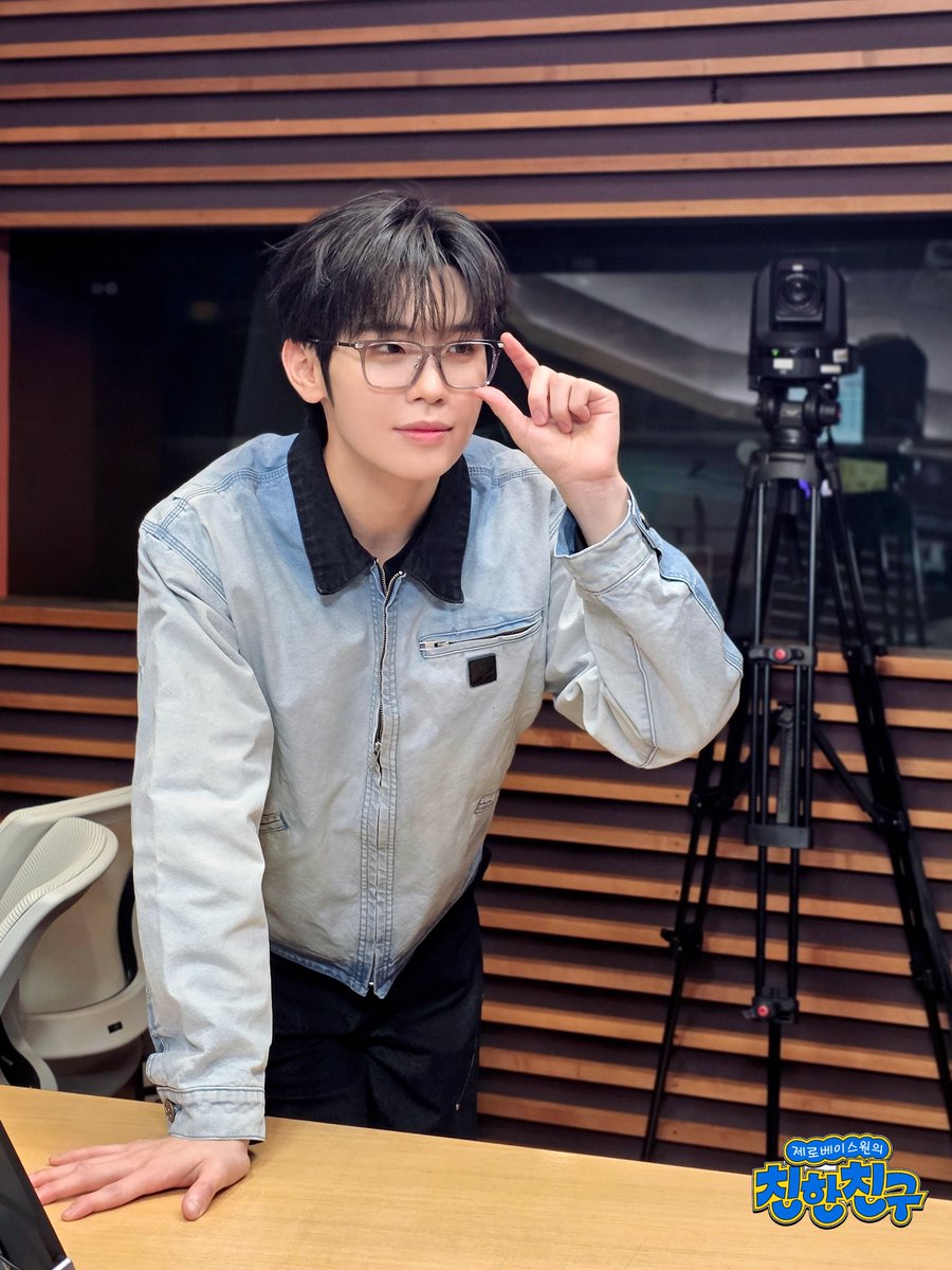 mbcbf_bf's tweet photo. 💛친친💛

#제로베이스원의친한친구
#김태래 #제로베이스원 
#ZEROBASEONE @ZB1_official

안경 쓴 탤디 참 좋네요
기분이다!!! 친친선정 세상에서 안경 제일 잘 어울리는 남자 1위!!
🤓😎 https://t.co/O5h465WDeo