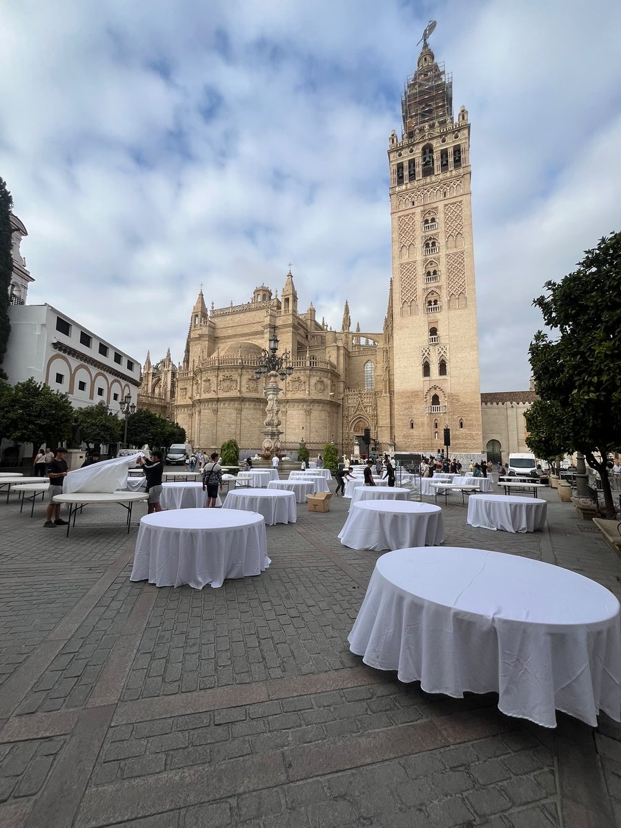 navarrodejavier's tweet photo. El colmo de la indecencia: así luce la plaza Virgen de los Reyes para la entrega de premios de la revista Escaparate. La ciudad al servicio de unos pocos. Al acto esta noche asiste @JuanMa_Moreno. Todo con la connivencia del @Ayto_Sevilla. Y de los sevillanos. https://t.co/hJsy297MeS