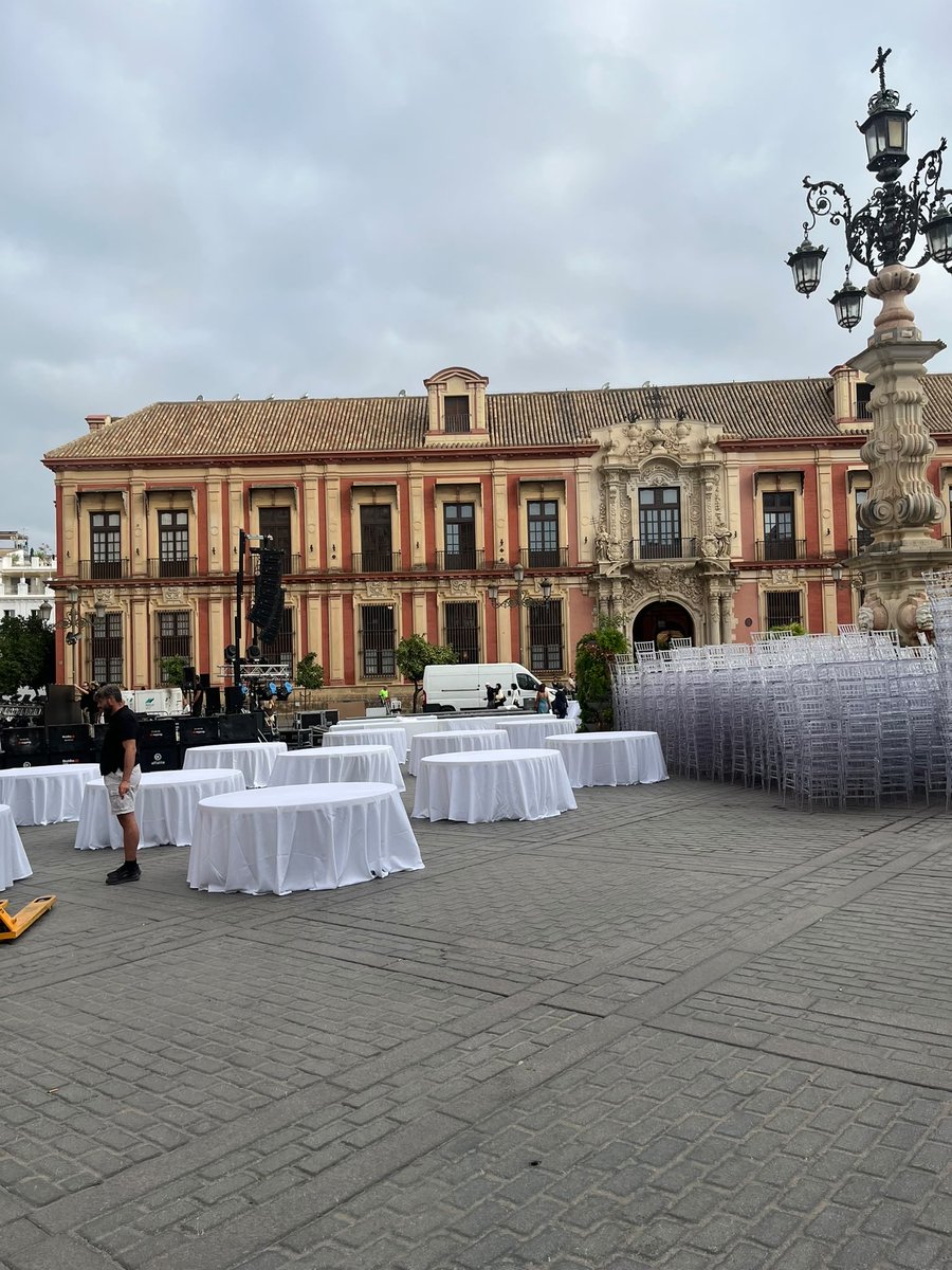 navarrodejavier's tweet photo. El colmo de la indecencia: así luce la plaza Virgen de los Reyes para la entrega de premios de la revista Escaparate. La ciudad al servicio de unos pocos. Al acto esta noche asiste @JuanMa_Moreno. Todo con la connivencia del @Ayto_Sevilla. Y de los sevillanos. https://t.co/hJsy297MeS