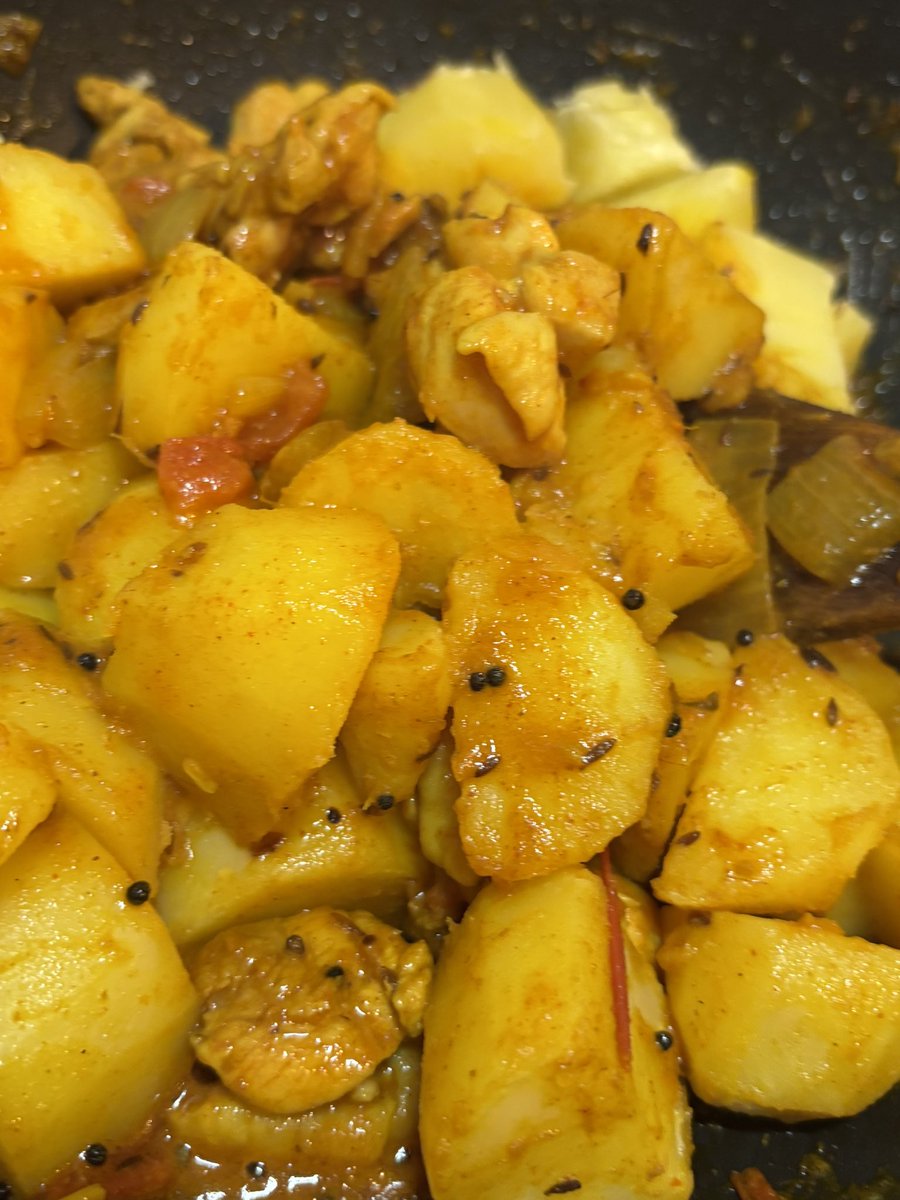 TetsukoNagano's tweet photo. 今夜はジャ���イモたっぷりスパイス炒めです。ライムをかけて召し上がれ。 https://t.co/3Xlb0wmgIT