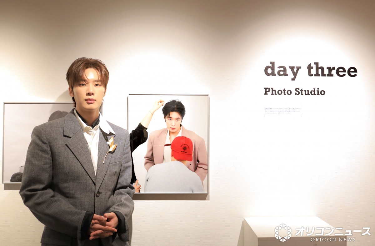 oricon's tweet photo. 『梨泰院クラス』出演、キム・ドンヒ
✍️インタビュー
⠀
「Unscripted Days -ソウル、台本のない5日間」
写真展が東京で開催中📸
見どころ、注目してほしい作品を聞いた
⠀
日本作品出演にも意欲❗️
「一緒にすてきな時間を過ごせれば」
https://t.co/TER2osGB2M https://t.co/CyTm2mZnjB