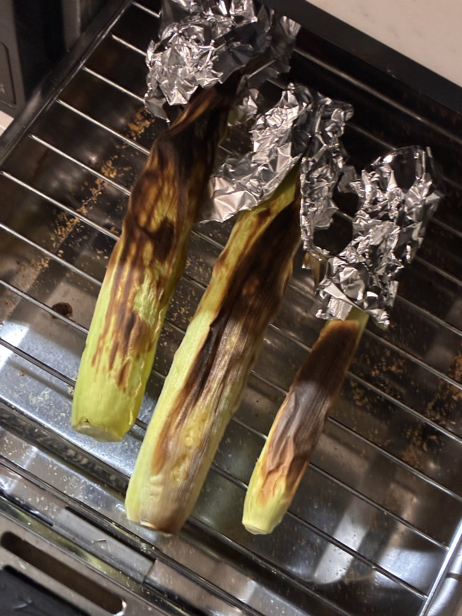 otton_bento's tweet photo. 🌽ヤングコーン🌽

本日より『道の駅　みなみの里』にてヤングコーン🌽を販売しております‼️

農薬・化学肥料不使用なのでヒゲまで甘く美味しく召し上がって頂けます😋

この時期にしか味わえないシャキッとした食感です！

サラダやグリル、天ぷらなどで味わってください🤗

#ヤングコーン
#天尊の壌 https://t.co/8qpgSSgd6i