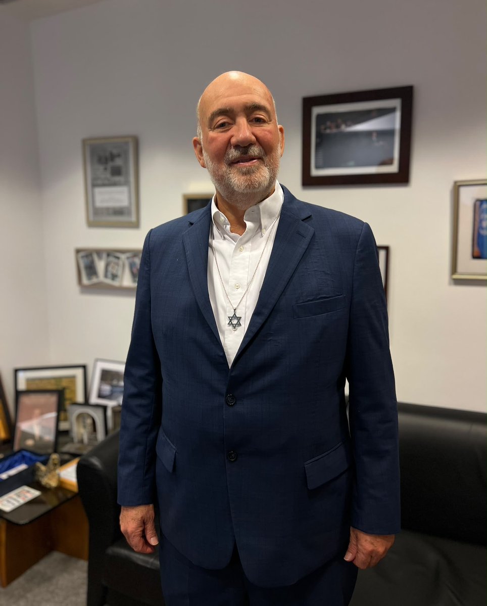 Ron_Prosor's tweet photo. Heute tragen wir Davidstern.

Am jüdischen Neujahrsfest Rosch Haschana wurde eine Frau in Berlin-Mitte antisemitisch beleidigt und mit einer Glasflasche angegriffen. Sie wurde verletzt und musste im Krankenhaus behandelt werden.

Das ist er: der blanke Antisemitismus, mitten in Berlin.

Sie hat sich an die Seite der jüdischen Gemeinschaft gestellt. Jetzt stellt sich die jüdische Gemeinschaft an ihre Seite. Dieser Angriff geht uns alle an.

#BerlinTrägtDavidstern ✡️