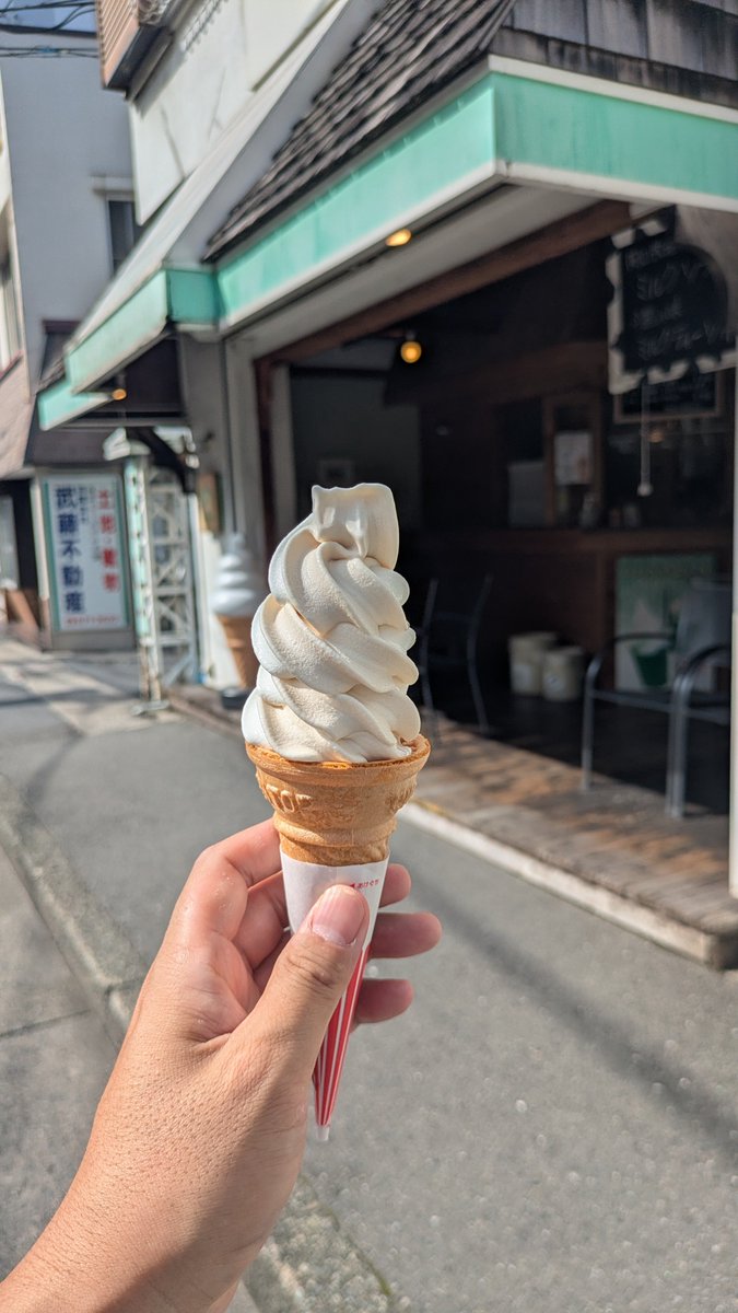 happy30baby2's tweet photo. 逗子・葉山駅前にあるソフトクリームのお店「moomoo's」にてミルクティーとミルクのミックスソフトを食べる。
ソフトクリーム好きとしてちょっと気になってたお店なのよね。
でも10月12日で閉店なんだそうな…。残念。と言っても逗子なんてそうそう来ないからなぁ…私 https://t.co/sLoT59oi3B