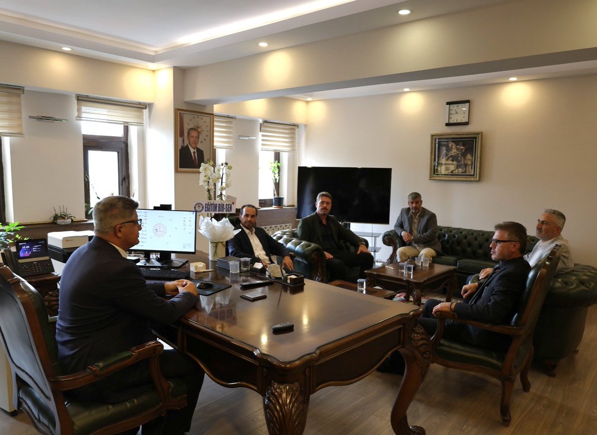 samsunmem's tweet photo. Eğitim-Bir-Sen Samsun 1 Nolu Şube Başkanı Hamdi Yıldız ve yönetim kurulu üyeleri, 2026-2027 eğitim öğretim yılının başlaması vesilesiyle İl Milli Eğitim Müdürümüz Dr. Murat Ağar’ı ziyaret etti. https://t.co/W8M3Fci2lG