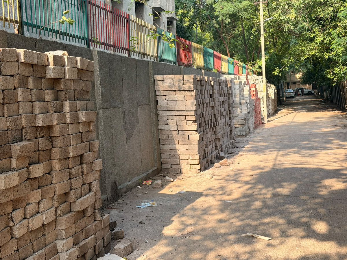 deepakdua2209's tweet photo. Some people in this area &amp; @MCD_Delhi #office say's that #JE &amp; @bjpgurmukhsingh keep outside office &amp; in @school to sales this material to #private #contractor &amp; make money illegally in #ward102 @delhi @mssirsa @NitinNabin @BJP4Delhi @AAPDelhi @INCIndia @htTweets @aajtak https://t.co/ruZ0Vj232c