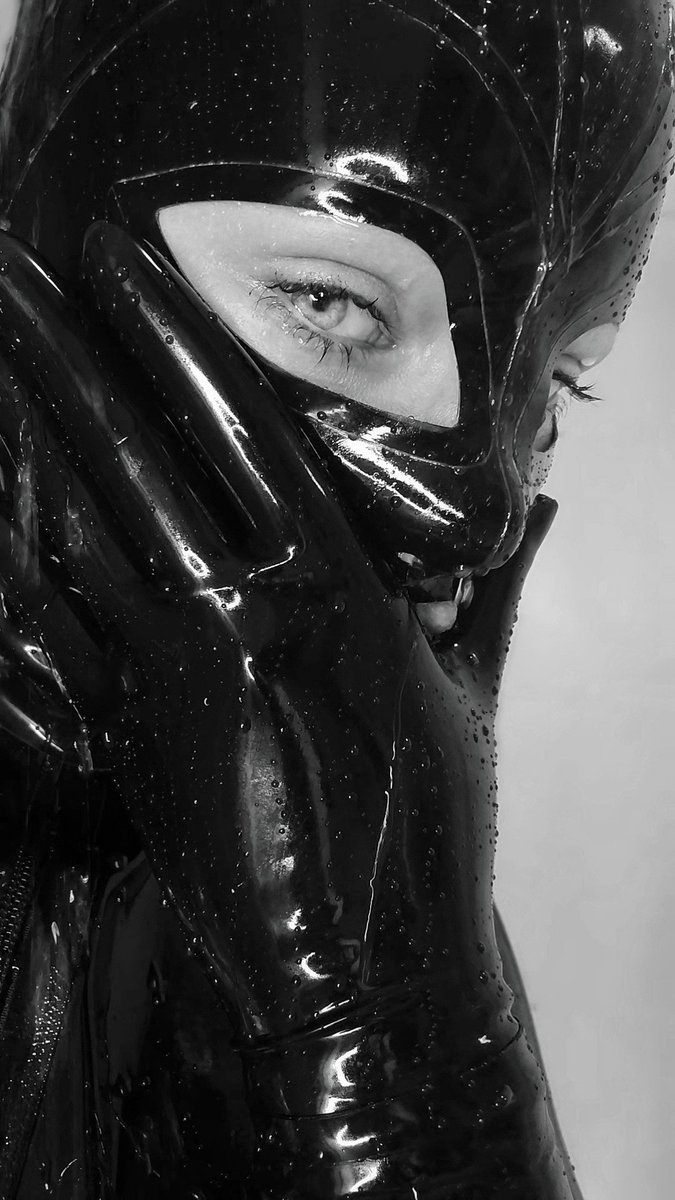 ltx_empress's tweet photo. Latex + shower = super satisfying 
#latexmask #shower #fulllrubber #breathplay https://t.co/KNaDe6Wlo4