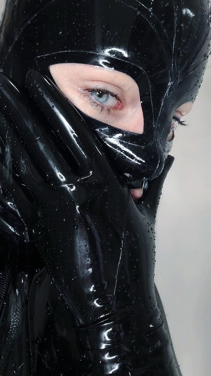ltx_empress's tweet photo. Latex + shower = super satisfying 
#latexmask #shower #fulllrubber #breathplay https://t.co/KNaDe6Wlo4