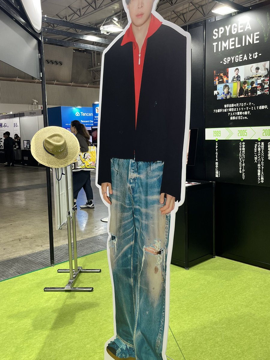 CidW_______'s tweet photo. 今年のTGSで一番おもろかったのはデカすぎるギアさん

えなこりんと伊織もえに会えたのも良かった https://t.co/fDfvuLlGJy
