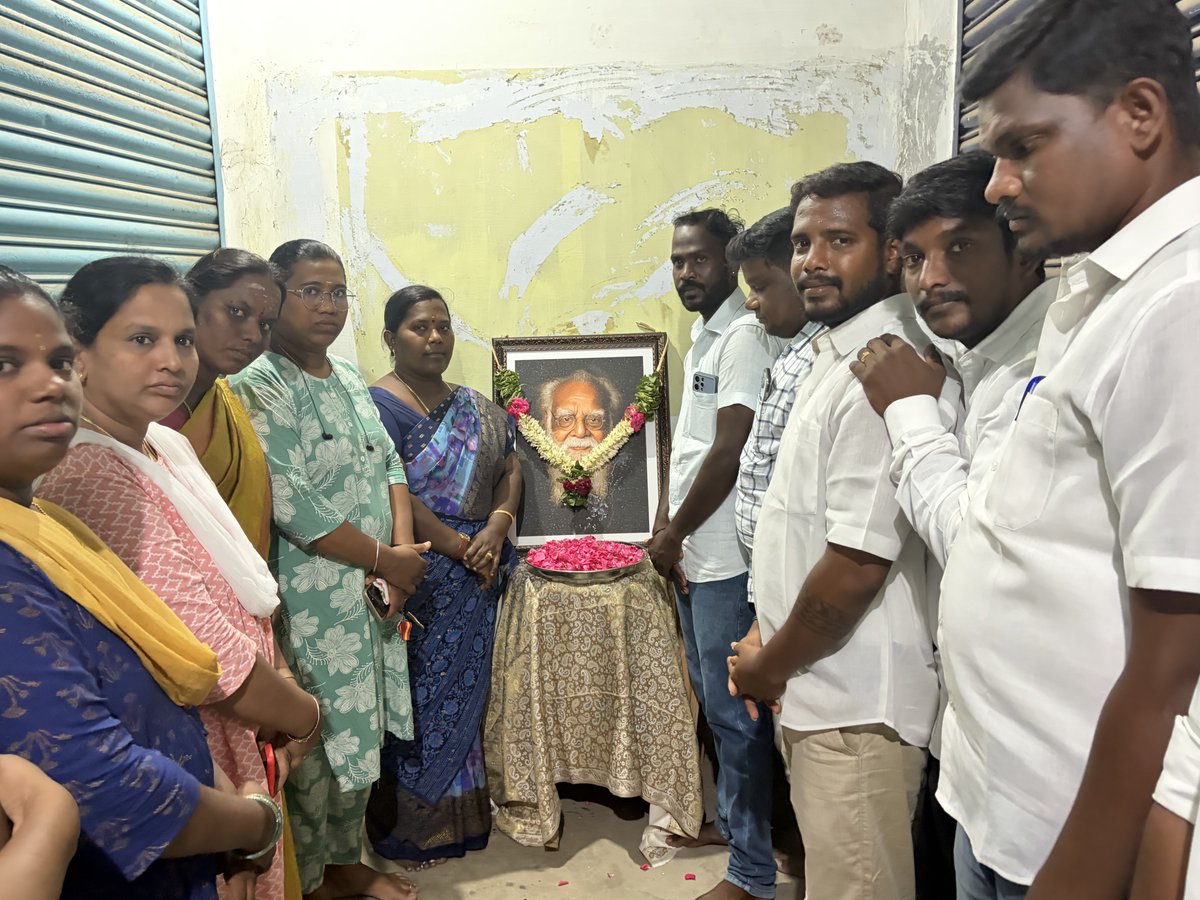 VenkatesanTVK's tweet photo. இன்று கழகத்தின்‌ கொள்கை தலைவர்களில் ஒருவரான  தந்தை பெரியார் அவர்களின் பிறந்தநாளை முன்னிட்டு,சேலம் கிழக்கு மாவட்டம் சார்பாக  அவரது திருவுருவப் படத்திற்கு மாலை அணிவித்து மரியாதை செலுத்தப்பட்டது.
#tvk
#TVKVijay‌ 
#salemeast
#attur https://t.co/WKWJ3Paqk7