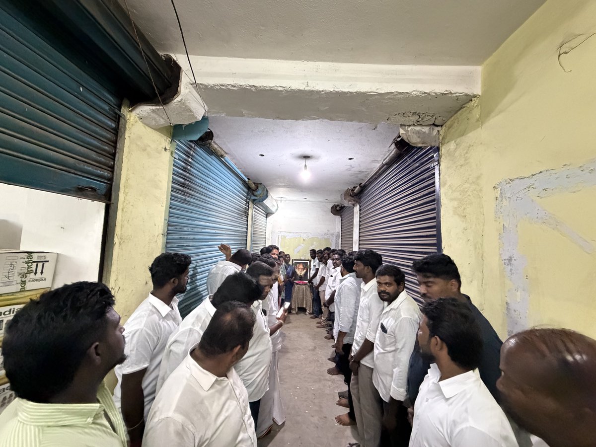 VenkatesanTVK's tweet photo. இன்று கழகத்தின்‌ கொள்கை தலைவர்களில் ஒருவரான  தந்தை பெரியார் அவர்களின் பிறந்தநாளை முன்னிட்டு,சேலம் கிழக்கு மாவட்டம் சார்பாக  அவரது திருவுருவப் படத்திற்கு மாலை அணிவித்து மரியாதை செலுத்தப்பட்டது.
#tvk
#TVKVijay‌ 
#salemeast
#attur https://t.co/WKWJ3Paqk7