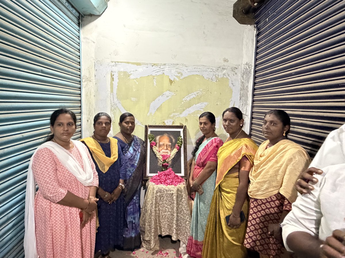 VenkatesanTVK's tweet photo. இன்று கழகத்தின்‌ கொள்கை தலைவர்களில் ஒருவரான  தந்தை பெரியார் அவர்களின் பிறந்தநாளை முன்னிட்டு,சேலம் கிழக்கு மாவட்டம் சார்பாக  அவரது திருவுருவப் படத்திற்கு மாலை அணிவித்து மரியாதை செலுத்தப்பட்டது.
#tvk
#TVKVijay‌ 
#salemeast
#attur https://t.co/WKWJ3Paqk7