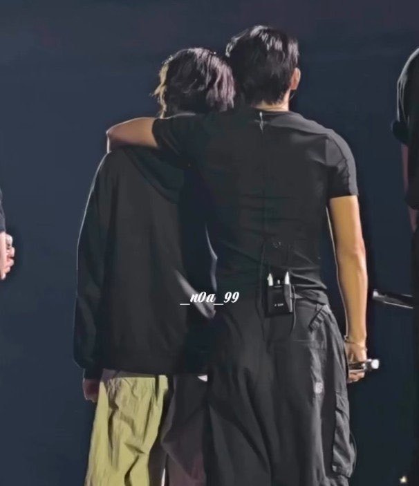 rainbow_osha's tweet photo. wsn artists hear me out... wsn in this position but sn kissing wy's nape and tattoo........ https://t.co/LjQYld20iB