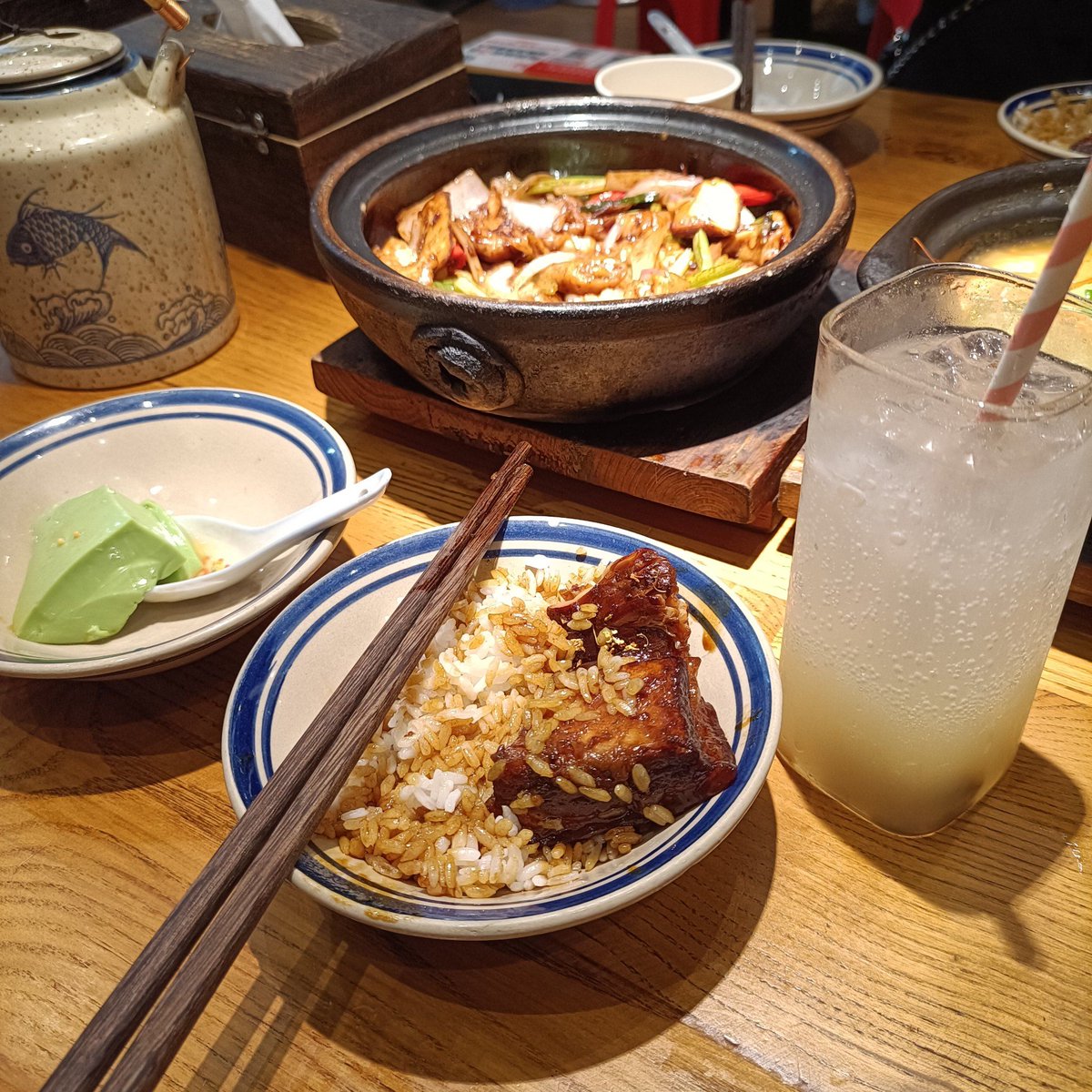 alang177166's tweet photo. Midnight snacks u0026 warm rice bowls . The late-night crew doesn’t just eat here—we share quiet laughs under the dim lamp. https://t.co/C92G7bhUiG