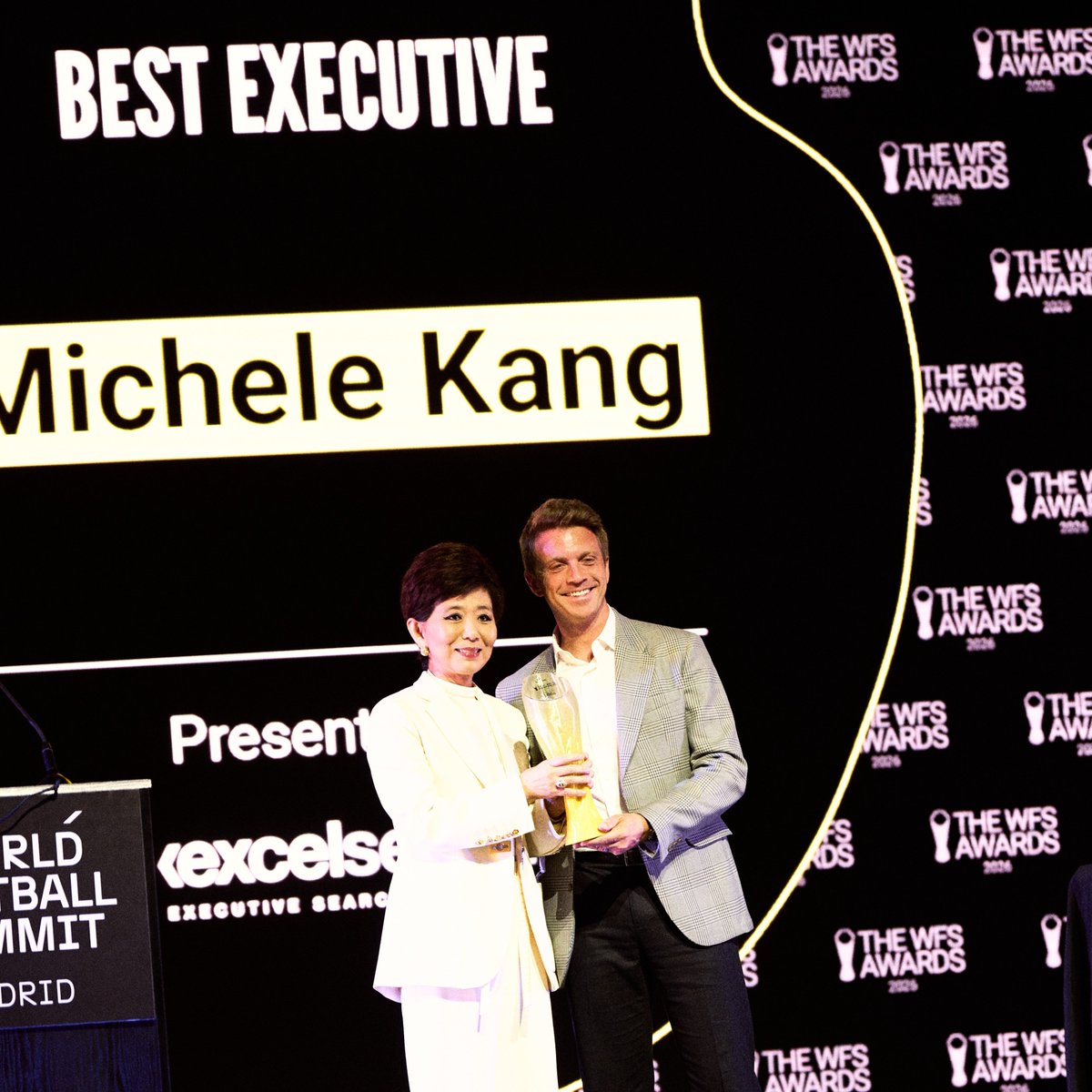 OL's tweet photo. 🏆 Une première historique pour Michele Kang !

Notre Présidente a été désignée Meilleure Dirigeante lors du @WFSummit  2026, devenant la première femme à recevoir cette distinction 👏🔴🔵

Toutes les infos ⤵️
https://t.co/8RRgk7LNVN https://t.co/dqGmRL3xVl