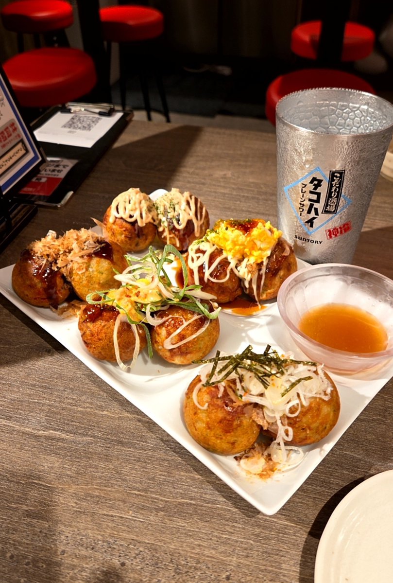 meirieiji's tweet photo. 新宿駅の西エリアに《銀だこ酒場》がオープンしたので寄ってみた。たこ焼きって良い肴になりますよね。私は変わり種や出汁系よりもソース味が好きだけど、今回は｢オールスターズ｣なる盛り合わせ。ソース、チーズ明太、てりたま、ねぎだこ、四川麻辣マヨ。
#明利グルメ　#銀だこ　#たこ焼き　#新宿 https://t.co/mx1wc8NR4h