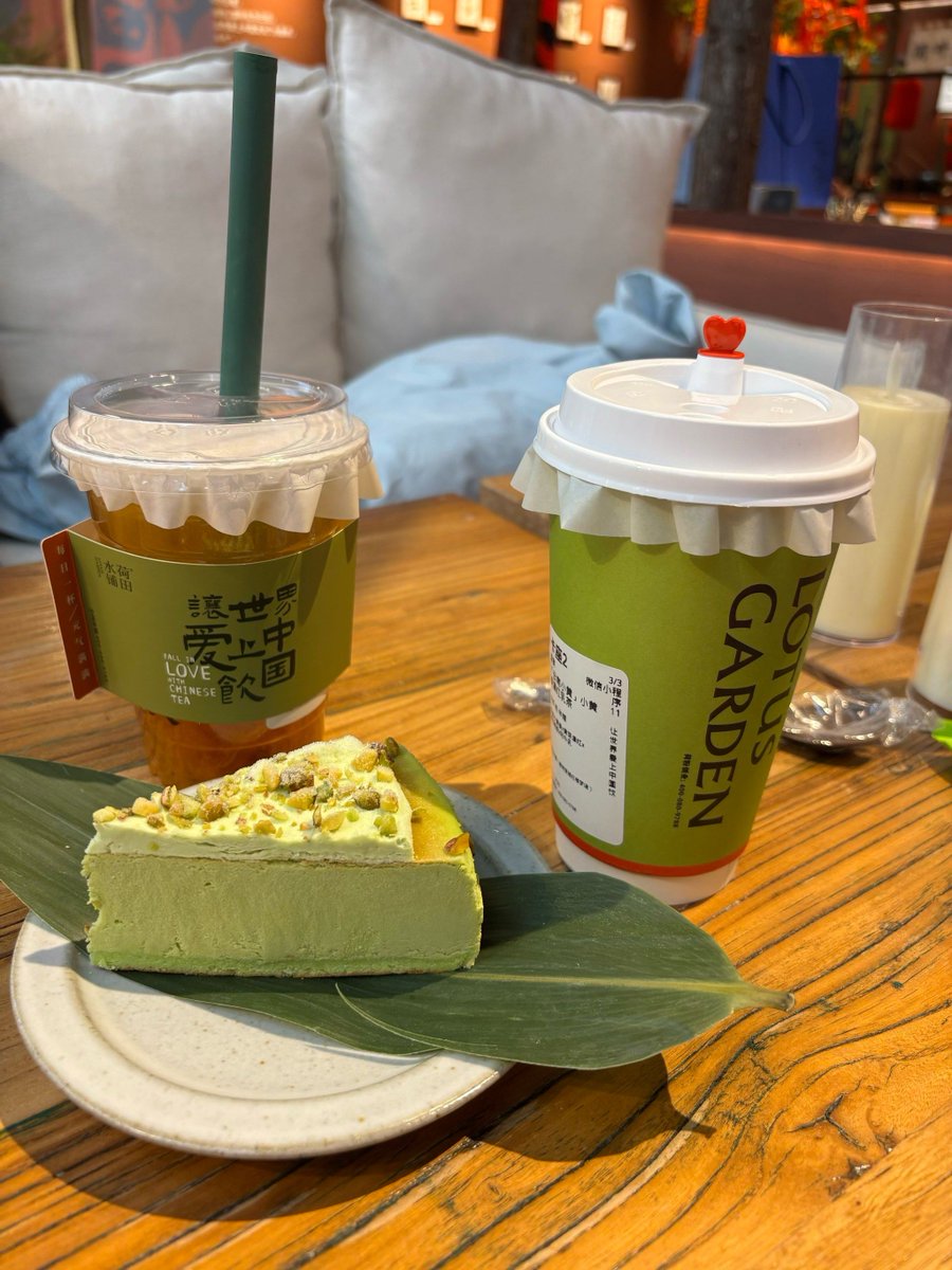 rosyi741979's tweet photo. [Just had the creamiest matcha latte paired with buttery red bean mochi—sunlight + sweet treats = perfect midday pick-me-up ]， https://t.co/NjBr6gcvPt
