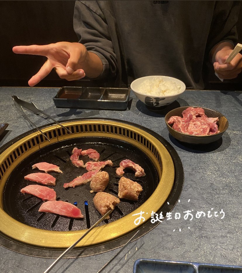 7xahv's tweet photo. しゅがぴと焼肉〜🌟 https://t.co/upmkRguKAz
