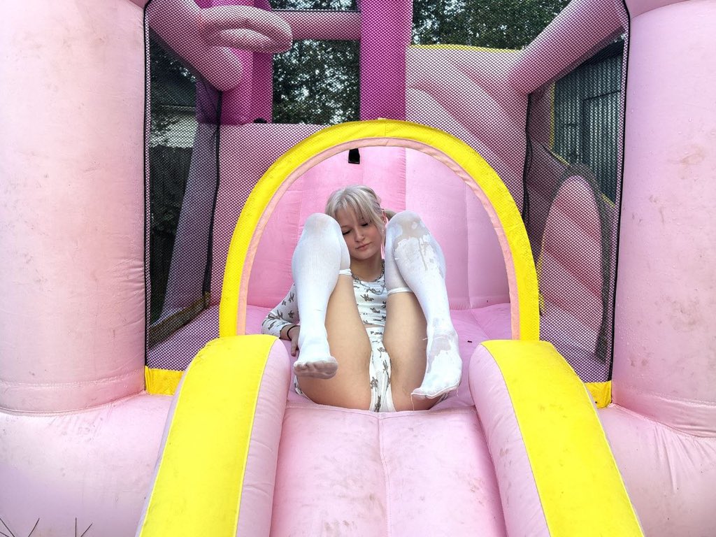 oliviaford30's tweet photo. lets j say i slipped and it captured the exact moment https://t.co/MgtUVV1nz3