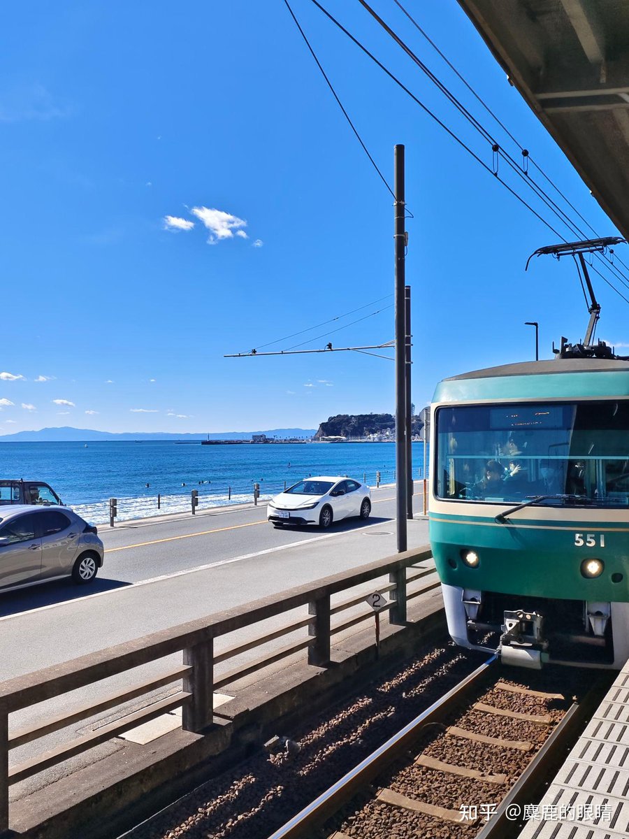 mkJ1214's tweet photo. Just wrapped a 3-hour train ride to the small coastal town—sunlight glinted on the sea the whole way, perfect little getaway! https://t.co/UaCCY2XNVn