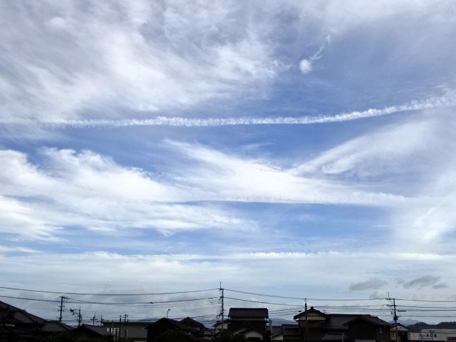 mirannahonto's tweet photo. 9月に入り高気圧が勢力を弱め台風や秋雨前線が次々と到来。
だが、ケムトレイルは変わらず空にある。
私の地域は雨量も少なく曇り空が続いたが、
長い晴れ間に必ず航跡を見た。
熱波から豪雨長雨へ切り替わってもする事は同じ…
化学物質を散布し電磁波で操作。
気象は操作され私達は攻撃されている。 https://t.co/zftTgSPSt4