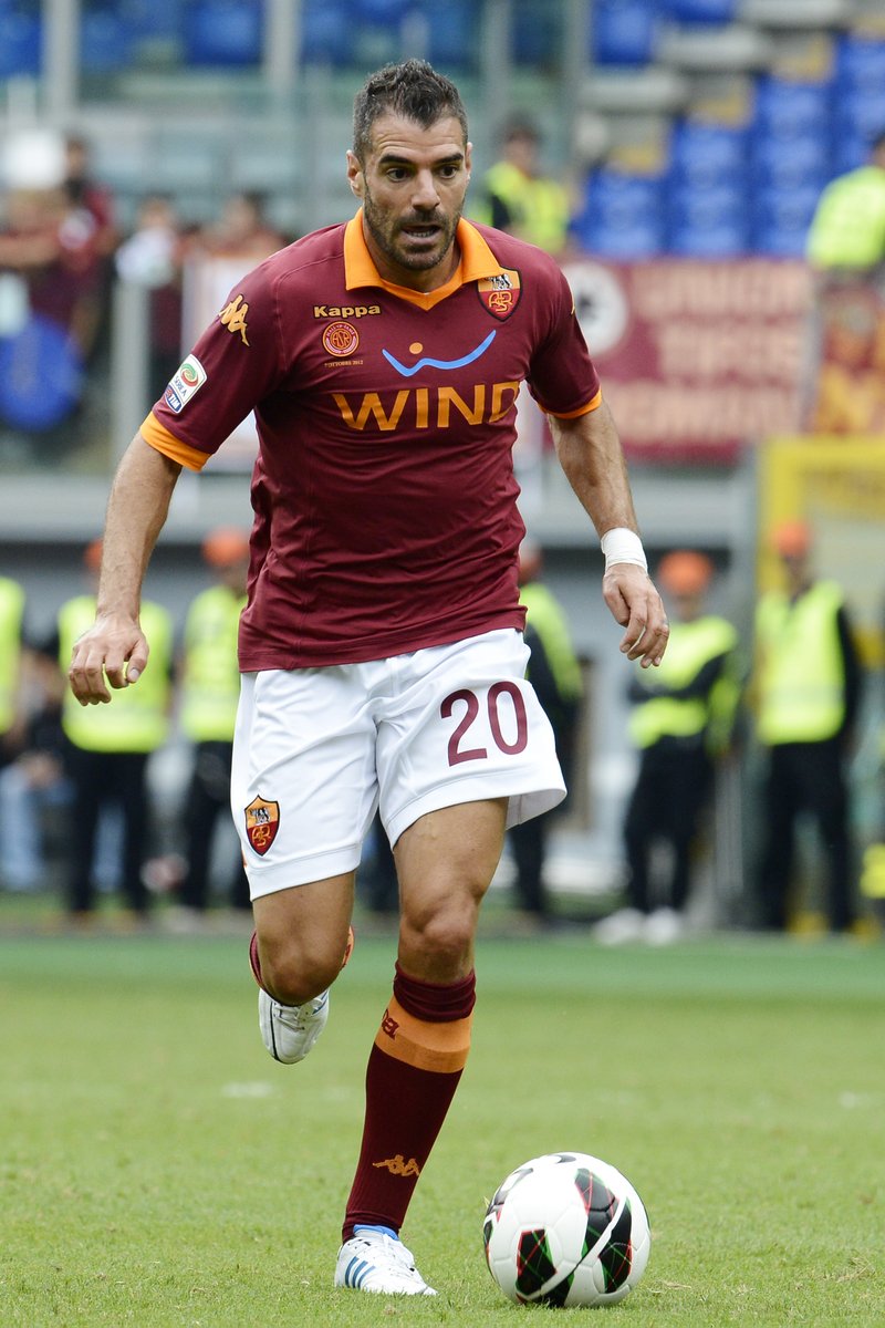 OfficialASRoma's tweet photo. Simone Perrotta compie oggi 4️⃣9️⃣ anni 

📈 327 presenze, 48 gol in 🟡🔴

Buon compleanno 🎂

#ASRoma https://t.co/TEfASI4yUx
