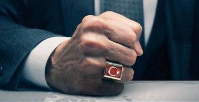 tuskouyesi's tweet photo. Öcalan rövanş alsın diye onu sorgulayan albay gözaltına alınıyor. https://t.co/iHCPKYj9tA