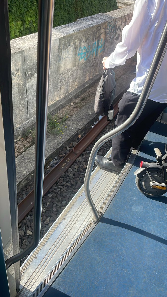 pznshwnhgn's tweet photo. Regardez ce que vous nous obligez à faire #rer #sncf #ligneU #rerC #ligneN https://t.co/zegQycPNh7