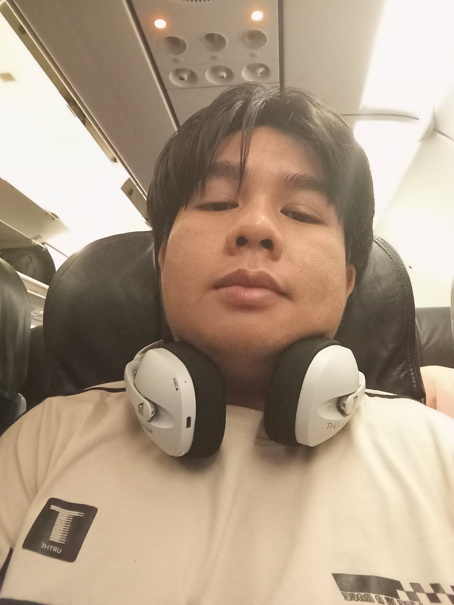 FlowFourFo's tweet photo. กลับไปเรียน~ ให้จบ👨‍🎓 อีกเทอมเดียว สู้! https://t.co/lu0W9yRWQe